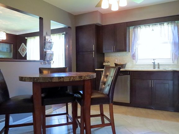 3rd image of 15 Nell Ct