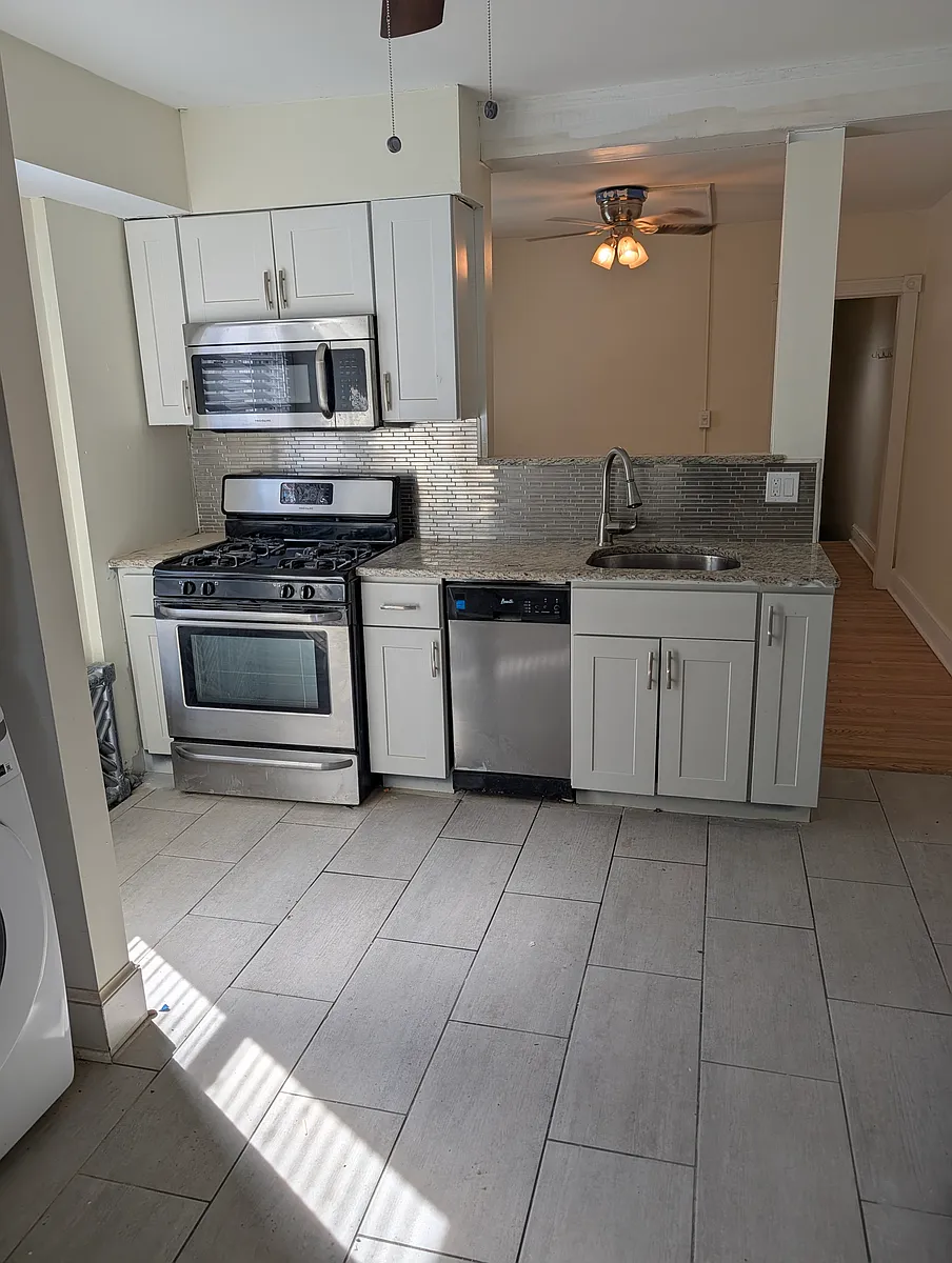 Building Photo - 1514 N Van Buren St #2