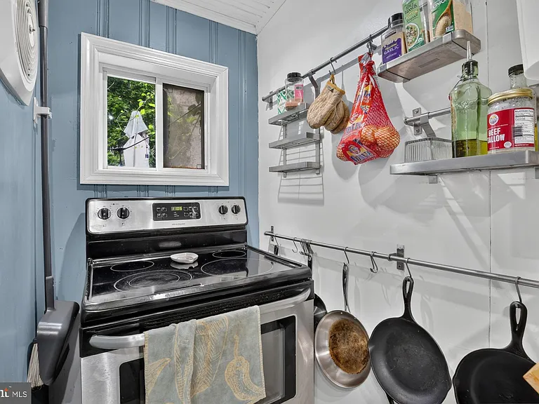 1123 E Eyre St — Photo 14