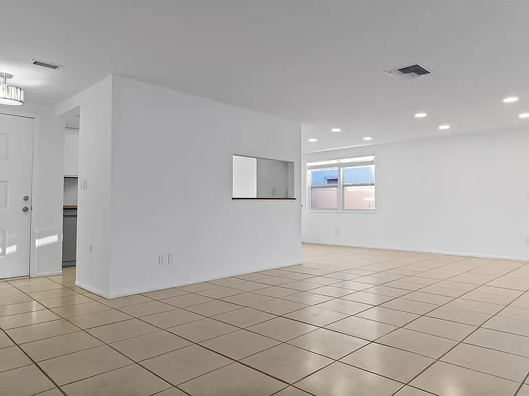 3327 Garfield Dr — Photo 2