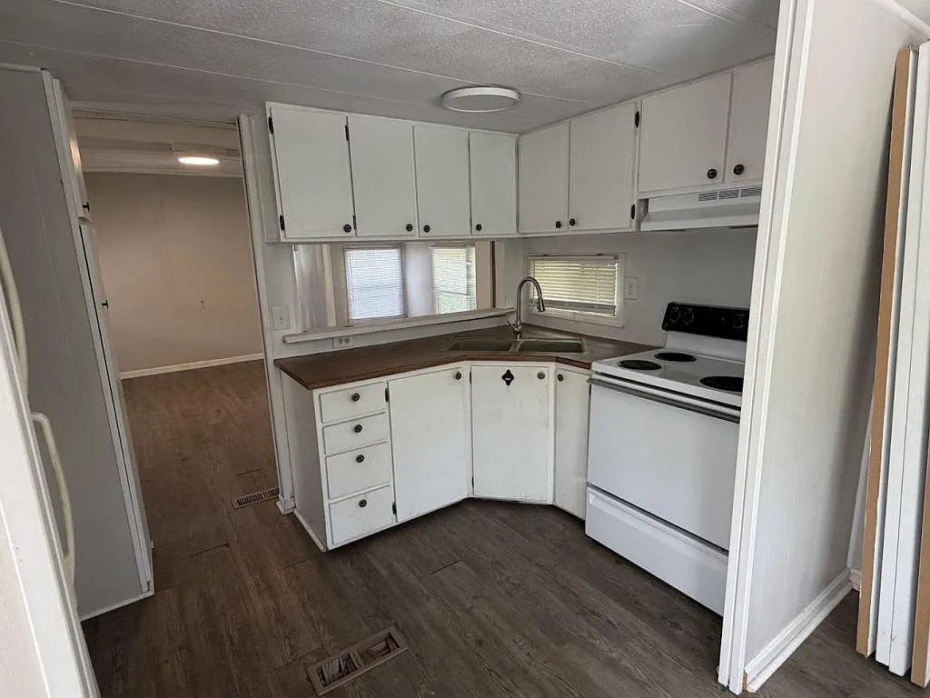 2355 Gardner St — Photo 3