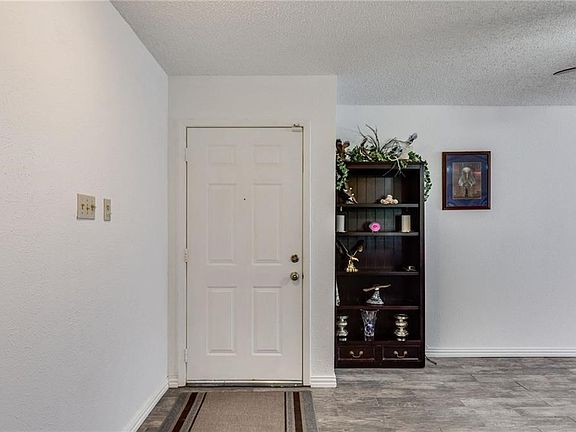 5th image of 633 Lynne Dr
