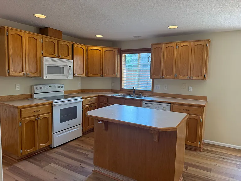 3310 NE 164th Ct — Photo 9