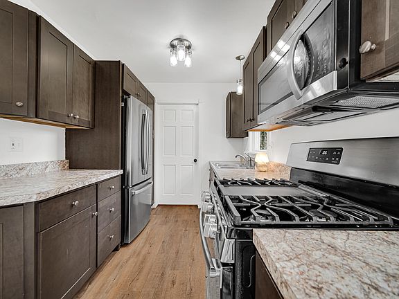 3rd image of 382 Stonehill Dr
