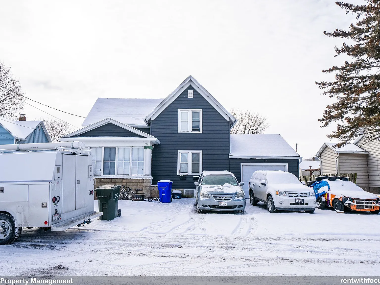 211 Oak St — Photo 2