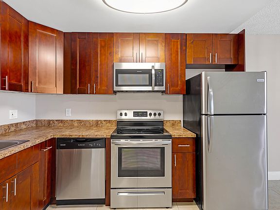 4th image of 520 NE 45th St APT 2