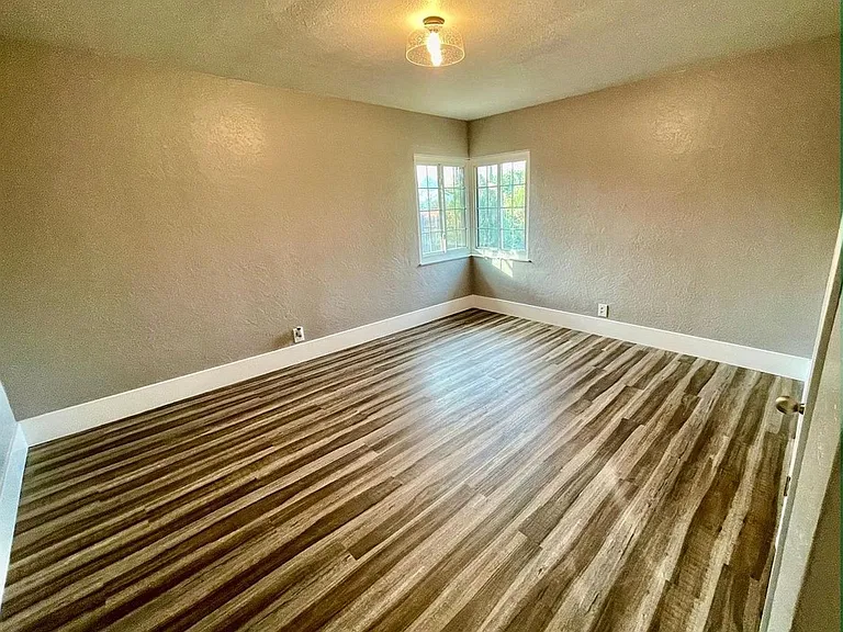 1135 E Saginaw Way — Photo 4