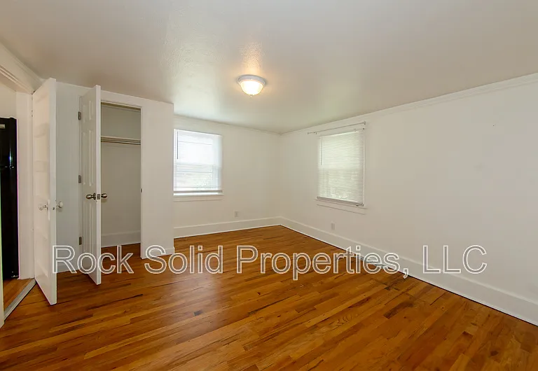 506 E 7th St #1 — Photo 17