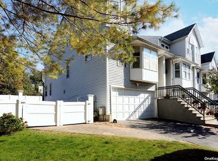 1 Eastern Dr, New Hyde Park, NY 11040
