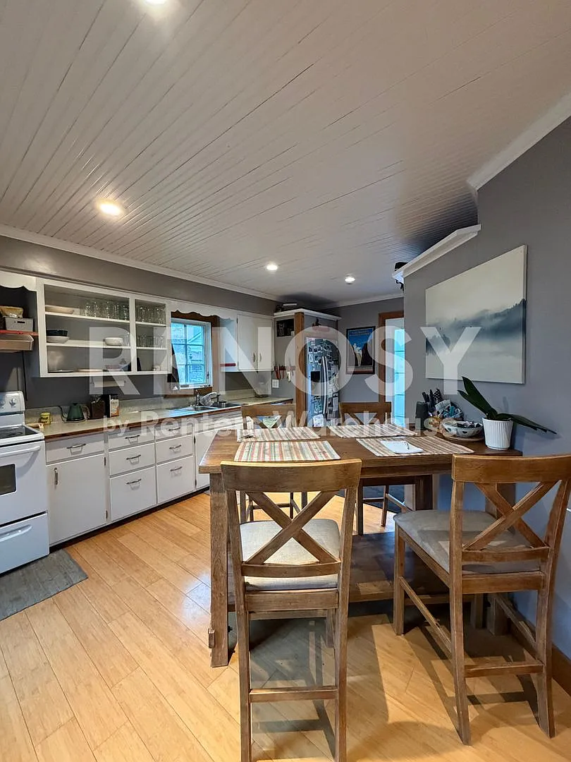 Available October 15th 3 Bedroom 1 Bath Single Family Home in Jordan — Photo 2