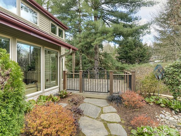 2nd image of 1916 Lakewood Drive SE