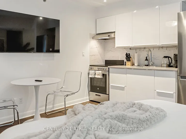 210 Victoria St #807 — Photo 8