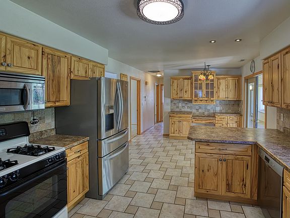 4th image of 780 Castle Dr
