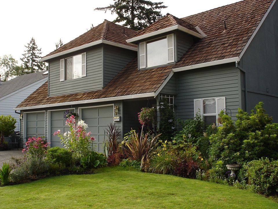 3 car garage, little yard