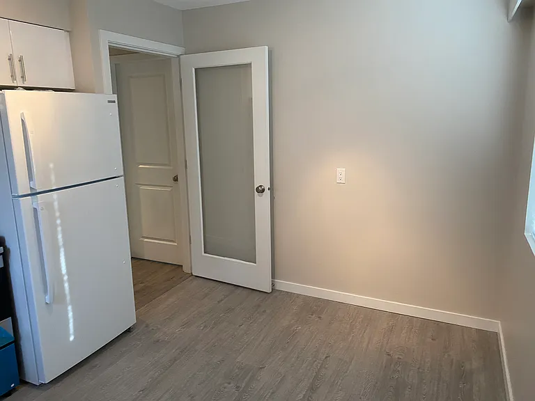 102 King Edward Ave E — Photo 14