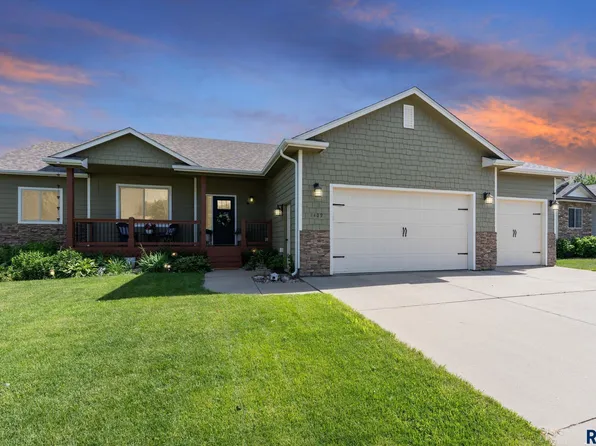 1409 W Creekside Dr, Brandon, SD 57005