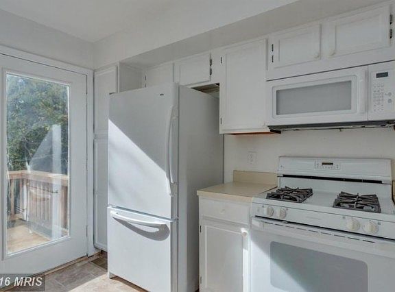 3rd image of 4125 Hampstead Ln
