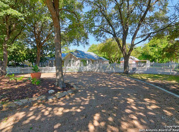 5th image of 127 Melrose Pl