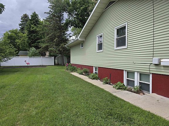 2nd image of 915 9th St NW