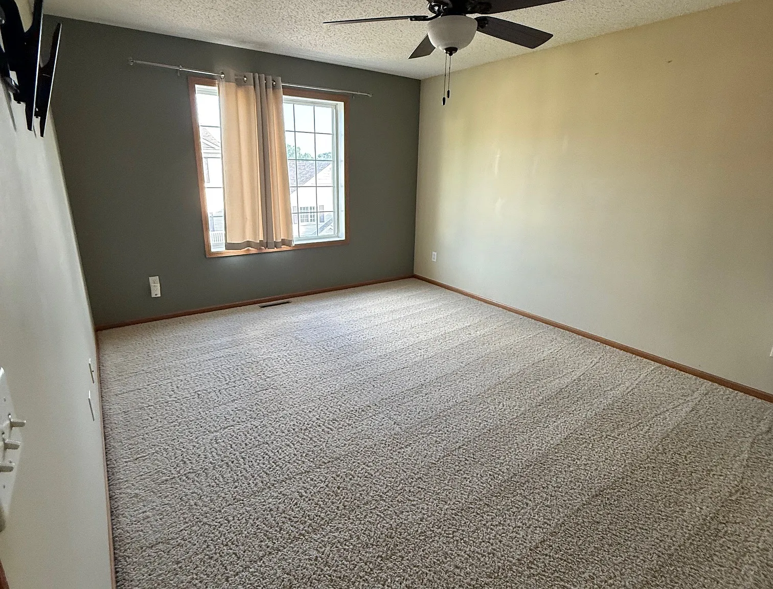 2 bed, 1420 sqft, $2,200 — Photo 2