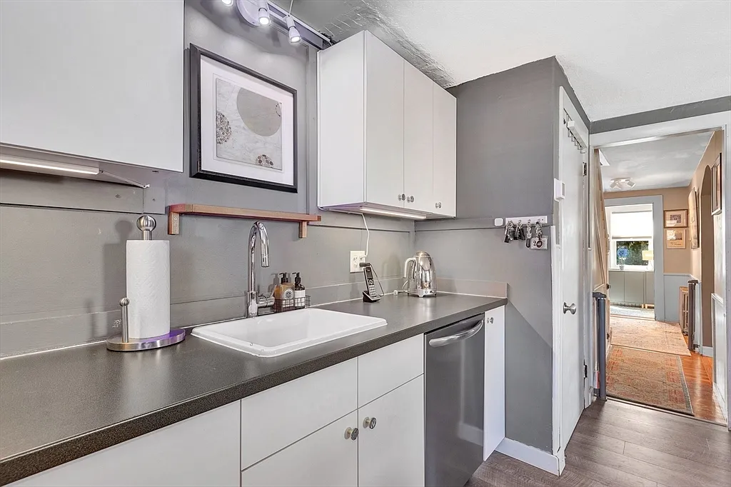 3 bed, 1200 sqft, $3,100 — Photo 2