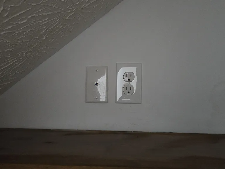 Smarthome Feature - power and Comcast cable internet/TV connect. AT&T and DirectTV not supported at this property.