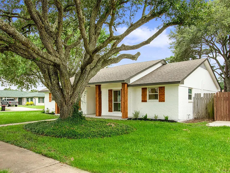 3208 Woodstone Dr — Photo 2