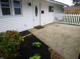 10 Meadow Ln, Levittown, PA 19054