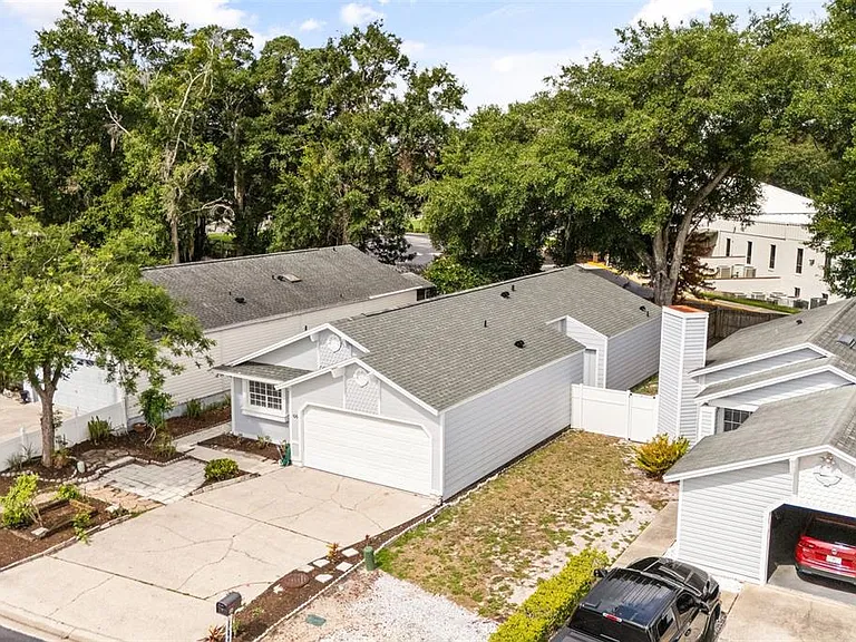 106 Lamplighter Dr — Photo 3