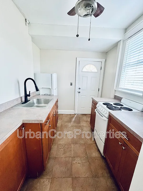 Studio, 1.0 bath, 350 sqft, $1,150 — Photo 4