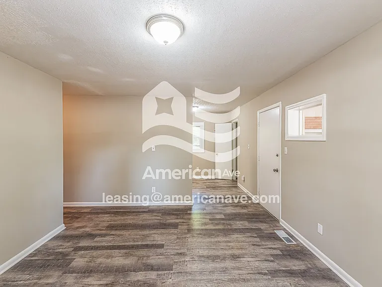 643425_003_living_room_3.jpg