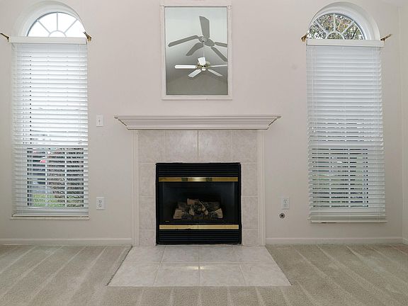 4th image of 3656 Colonial Dr