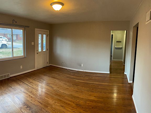5th image of 8448 Braddock Dr