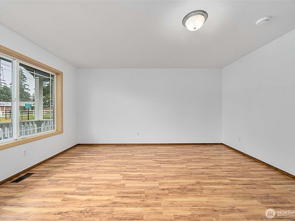 4th image of 17128 21st Avenue E