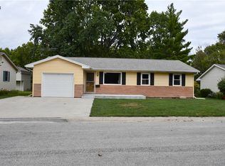 704 Sunshine Dr, Sullivan, IL 61951