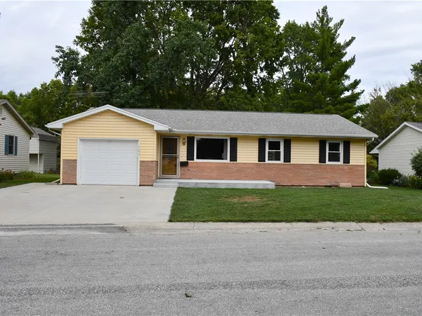 704 Sunshine Dr, Sullivan, IL 61951