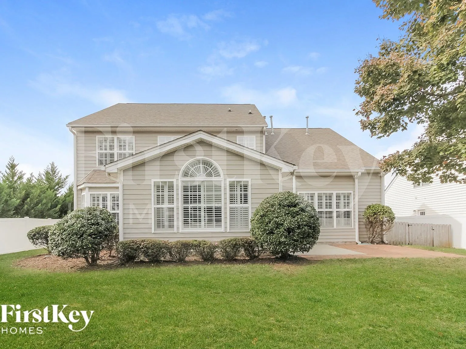 4 bed, 2.5 bath, 3730 sqft, $4,000 — Photo 2