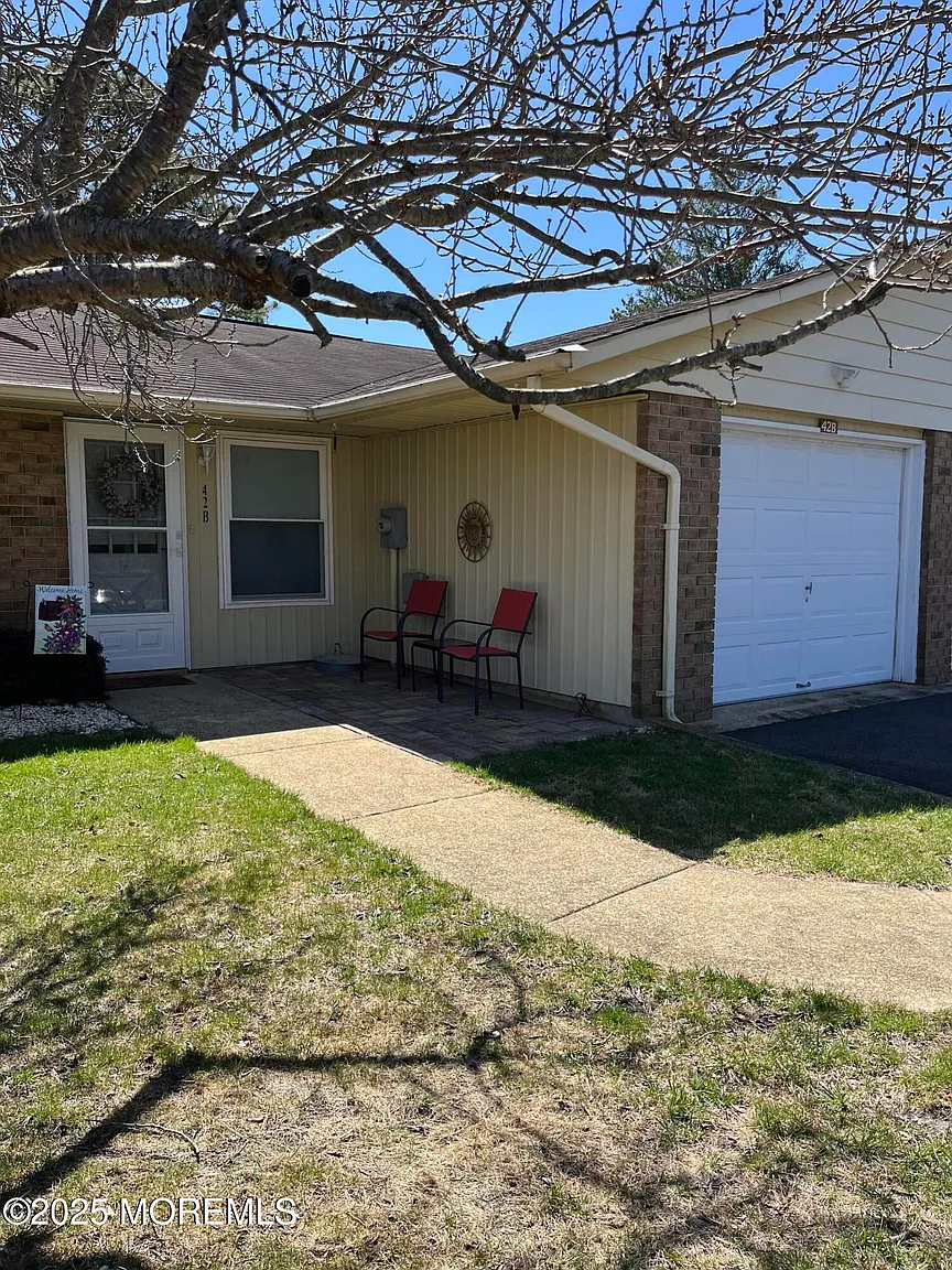 42 Buckingham Dr #B photo 1