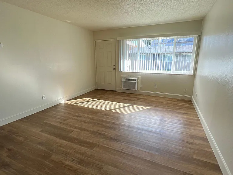 504 N Pine St #G — Photo 3