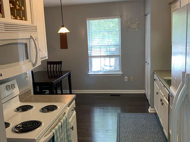 Kitchen (1 of 2)