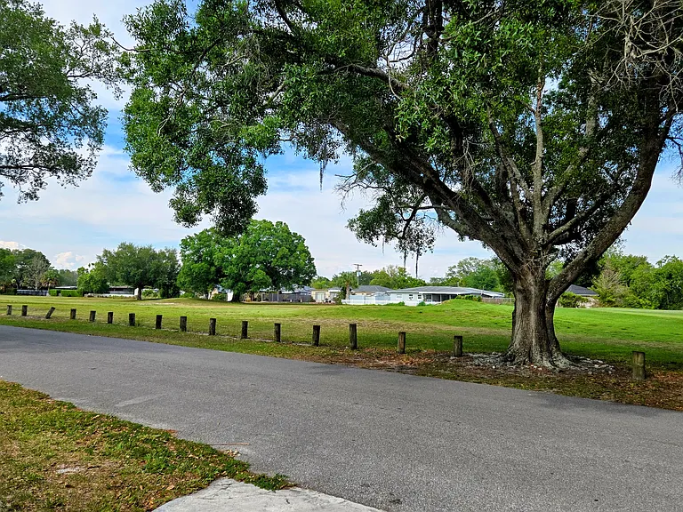 10206 N Oakleaf Ave — Photo 2
