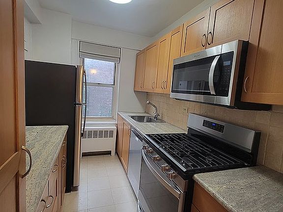 4th image of 33 Greenwich Ave APT 4K