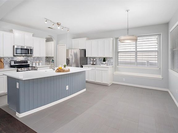 3rd image of 810 Vernon Dr