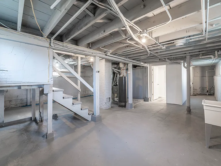 553 Highland St — Photo 35