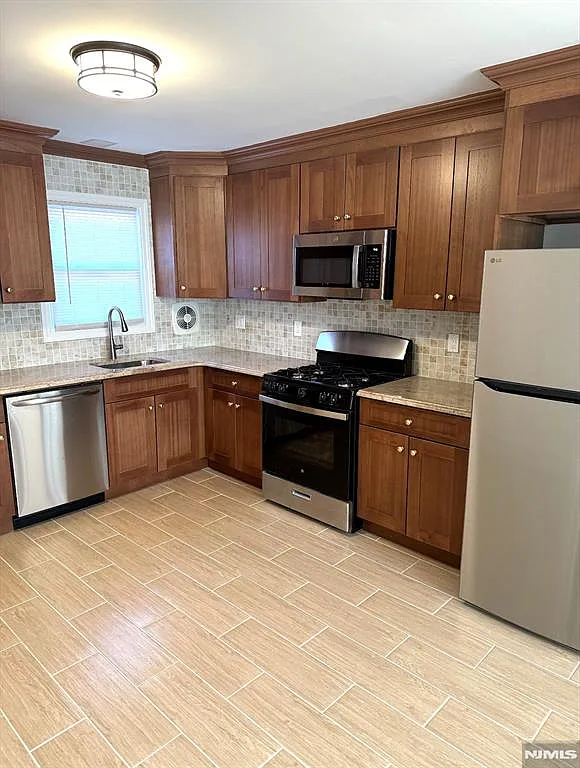 3 bed, 1.0 bath, $2,400 — Photo 3