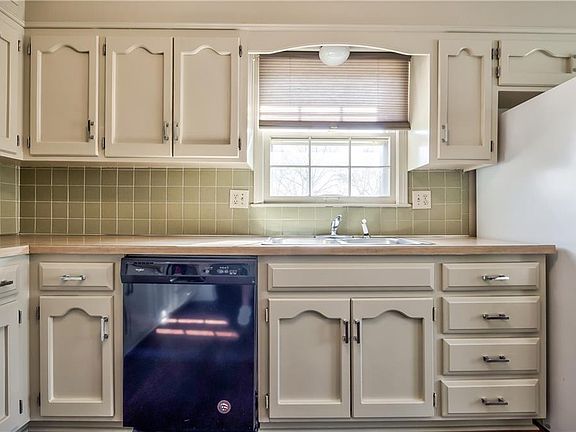 4th image of 120 Woodbridge Ln