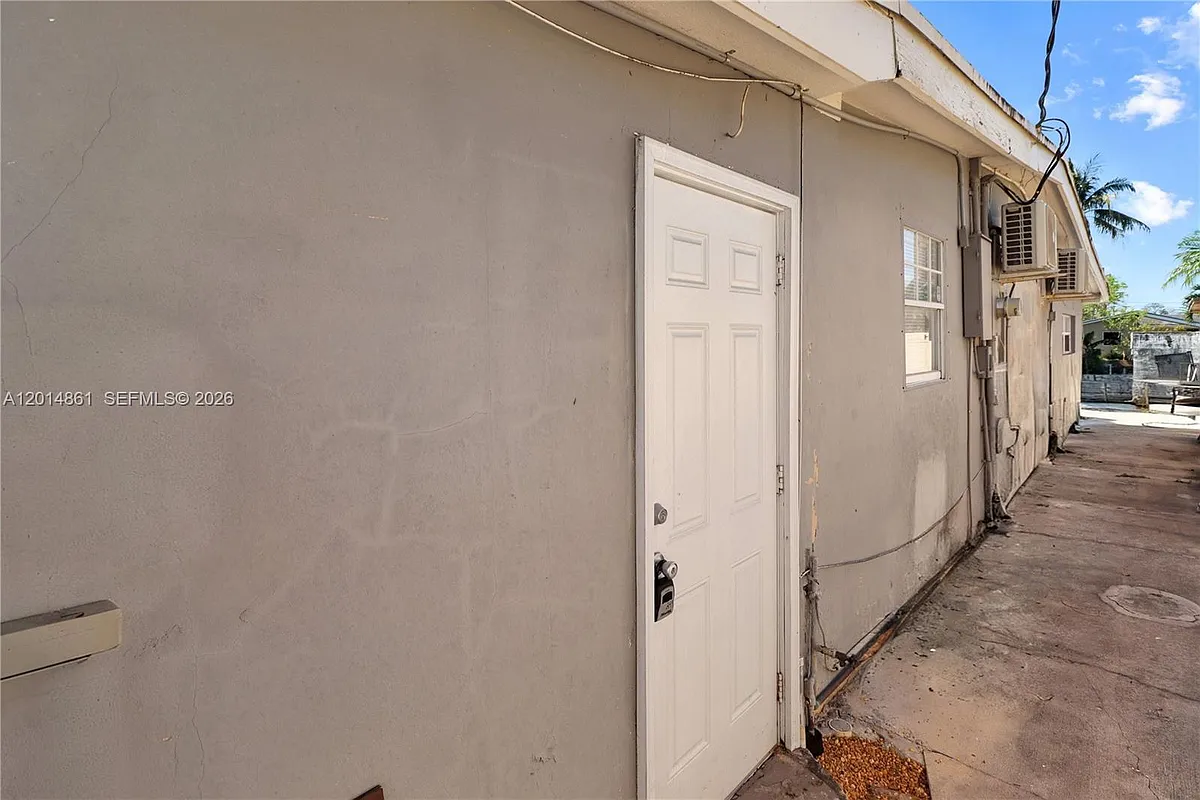 Building Photo - 10710 SW 43rd Ln #1
