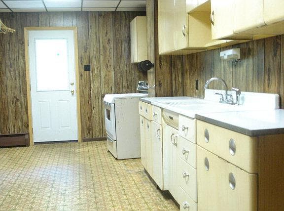 5th image of 621 W Race St