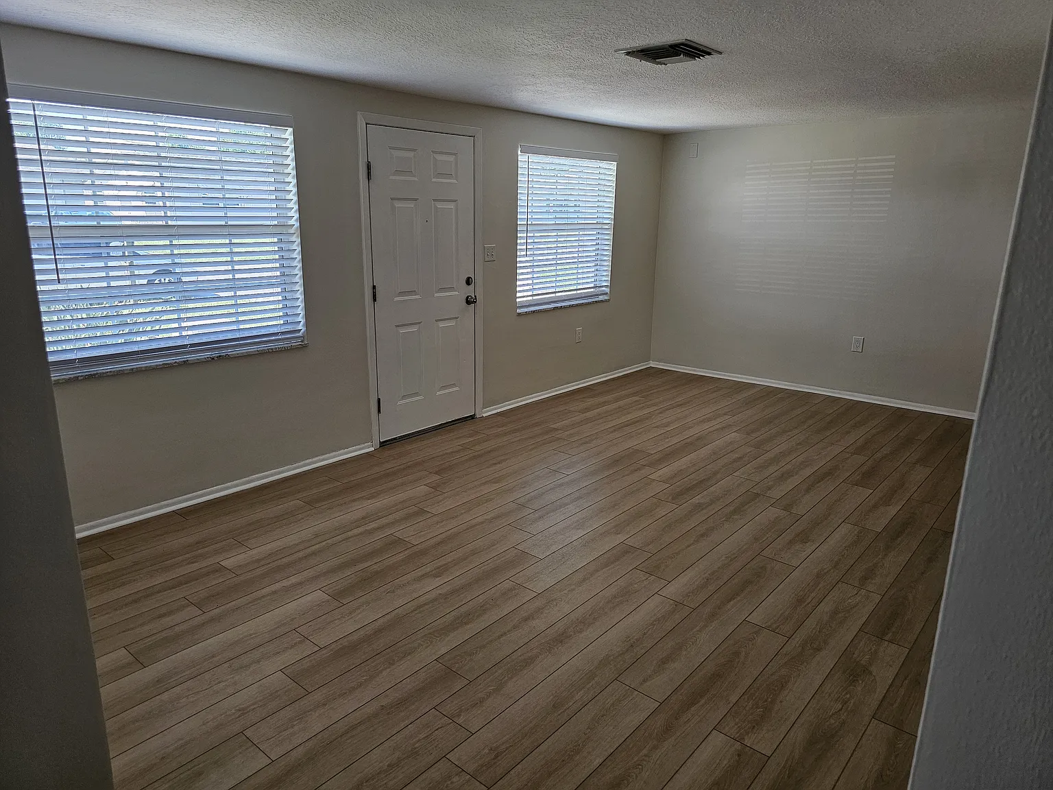 2 Bed/1.5 Bath/Bonus Room on Fenced Corner Lot in Holiday Lake Estates — Photo 4