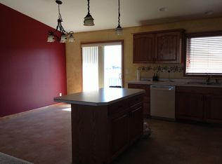 1598 Baywood Dr, West Fargo, ND 58078